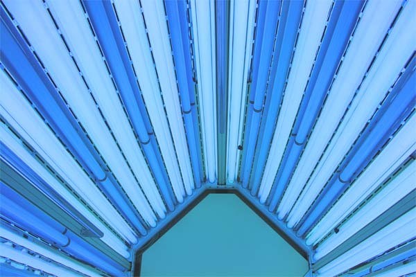 In der Lichtkabine wird die Haut mit UV-Licht behandelt. In der Lichtkabine wird die Haut mit UV-Licht behandelt.