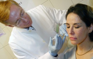 Botox-Injektionen in die Kaumuskulatur kann das Gesicht optisch verschlanken, da sich die Muskeln entspannen.